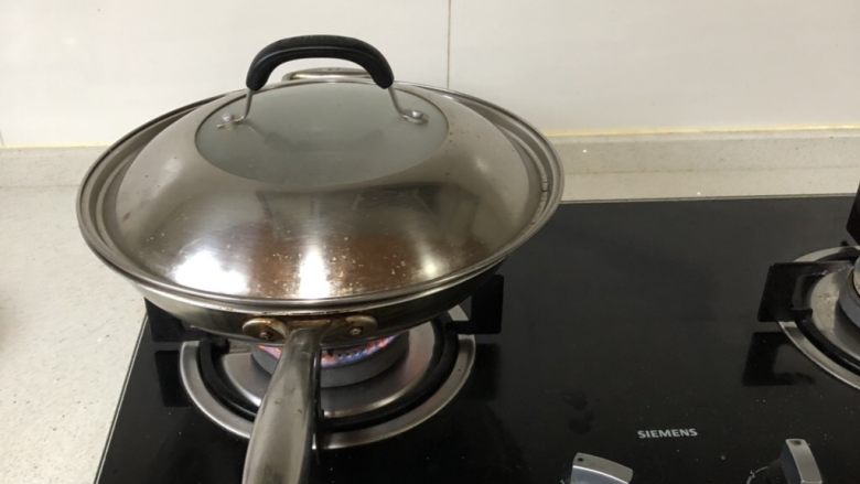 泡椒魔芋丝,盖着盖子烧十来分钟,让其更加入味