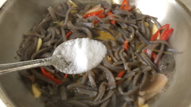 泡椒魔芋丝,加适量水、水不要多,加一点盐