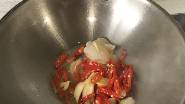 泡椒魔芋丝,锅中加少许油,下泡椒、姜、萝卜