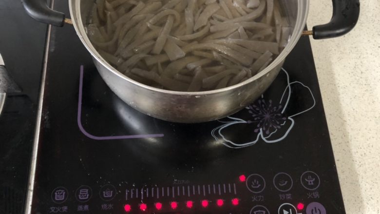 泡椒魔芋丝,魔芋豆腐冷水下锅,煮开后再煮几分钟。为什么要煮?我也不是很懂😂