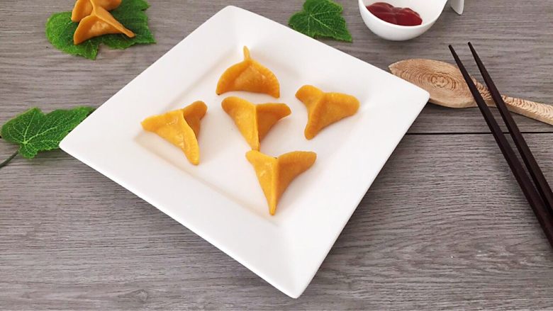 胡萝卜煎饺,胡萝卜饺子煎好后颜色特别艳丽,装盘享用!
