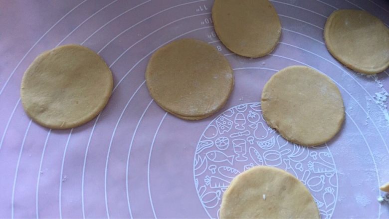 胡萝卜煎饺,再用圆形模具压出饺子皮；