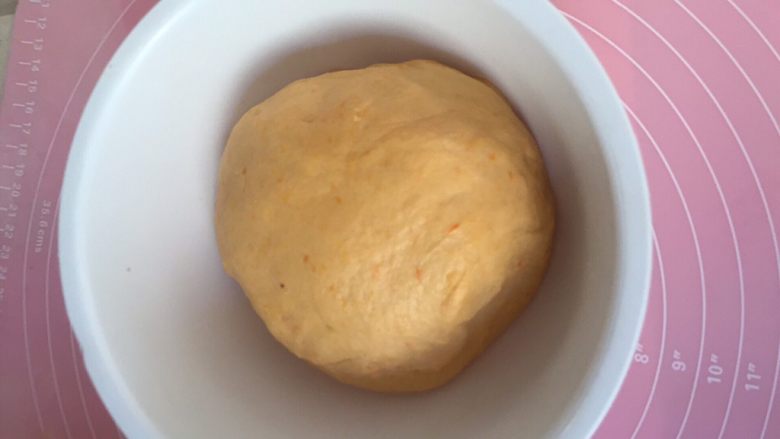胡萝卜煎饺,揉成光滑的面团后,盖保鲜膜醒10分钟;