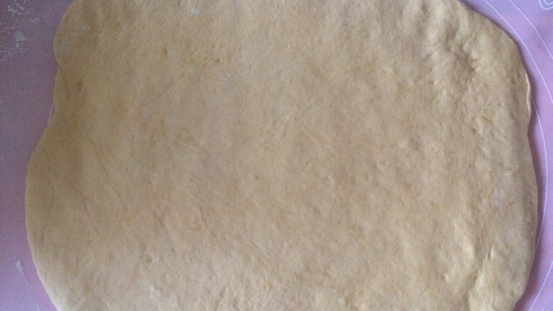 胡萝卜煎饺,面团醒好后取出,用擀面杖擀成薄片;