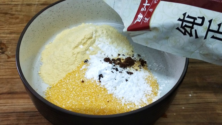 黑芝麻窝窝头,<a style='color:red;display:inline-block;' href='/shicai/ 505'>玉米面</a>，<a style='color:red;display:inline-block;' href='/shicai/ 11200'>玉米渣</a>，<a style='color:red;display:inline-block;' href='/shicai/ 702'>泡打粉</a>，小苏打，纯正红糖放入碗里混合