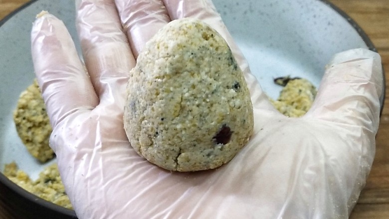 黑芝麻窝窝头,用手捏出窝窝头的形状