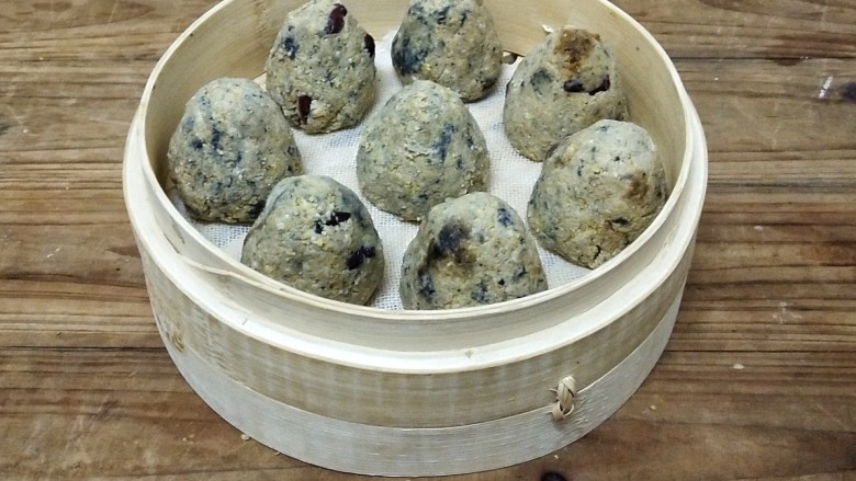 黑芝麻窝窝头,放入垫有湿布的蒸笼里