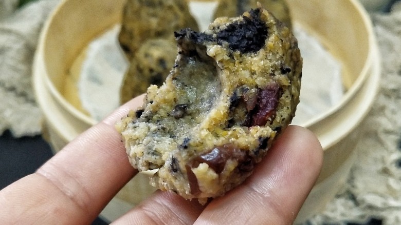 黑芝麻窝窝头,香浓而不腻,这道健康又美味的黑芝麻窝窝头就做好啦,您做学会了吗?