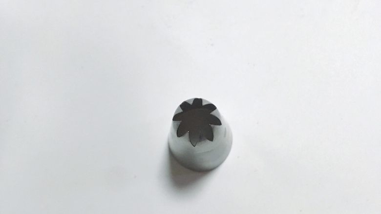 奶香酥脆曲奇,找一个大号的8齿裱花嘴,装入厚一点的裱花袋内