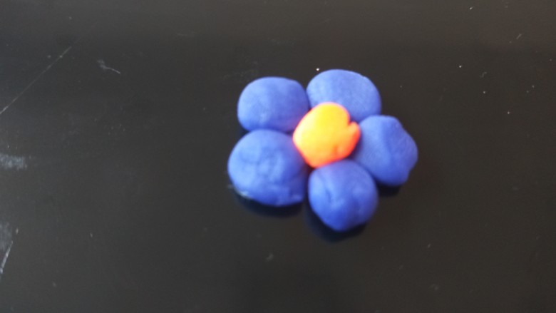 新文美食 花样面点,中间用胡萝卜面团做花蕊。