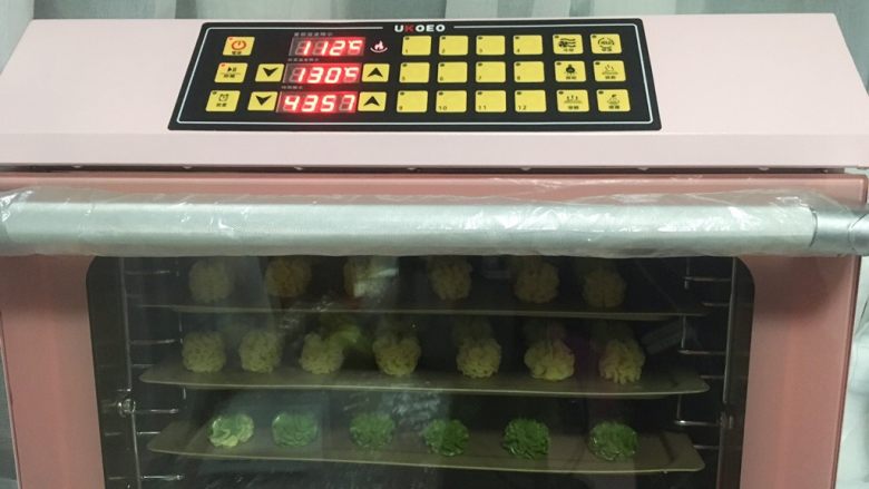 奶香酥脆曲奇,将挤好的曲奇盘放入烤箱内,烤箱门真的好紧,打开烤箱门,烤箱工作就会暂时停止,将烤盘全部放入烤箱内,关上烤箱门后,重新设置烘烤时间,将时间调整为45分钟