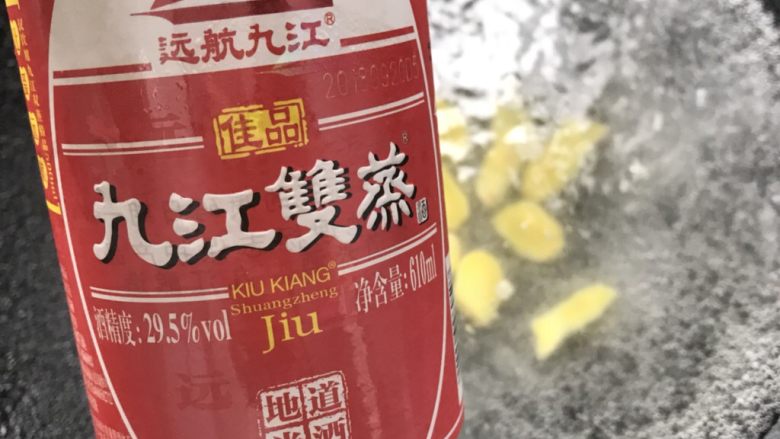 虫草花煲鸡汤,煮一锅水汆烫鸡肉,倒入米酒和放入姜片。