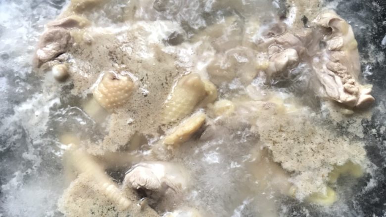 虫草花煲鸡汤,沸腾后继续煮4-5分钟,时间若不够难以去除鸡肉的腥味。