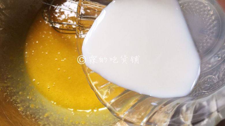 舒芙蕾松饼,蛋黄、蛋清分离,蛋黄里加入<a style='color:red;display:inline-block;' href='/shicai/ 219'>牛奶</a>