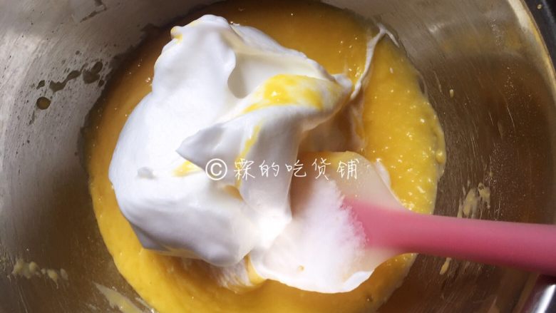 舒芙蕾松饼,先舀1/3打发好的蛋白到蛋黄糊中,翻拌均匀,再把拌好的蛋黄糊全部倒回蛋清盆中,翻拌均匀后备用