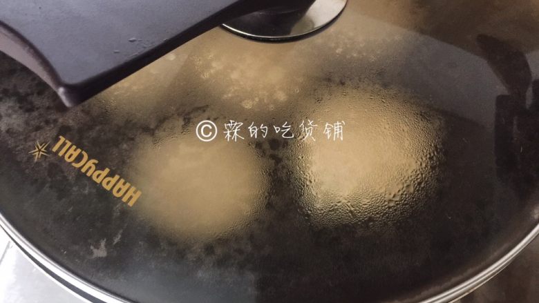 舒芙蕾松饼,盖上锅盖,3分钟左右,翻面,再3分钟左右,就差不多可以出锅了