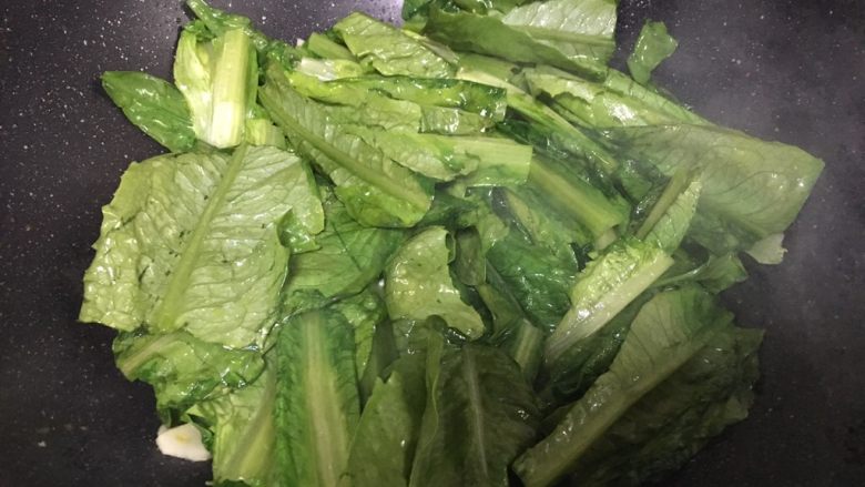 蒜蓉油麦菜,加入油麦菜拌炒,加入盐翻炒