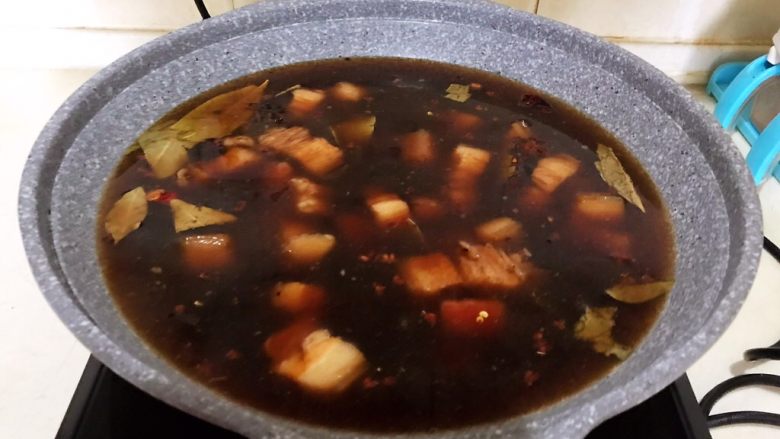 红烧鹌鹑蛋,加入开水,水量没过五花肉