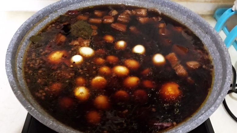 红烧鹌鹑蛋,中火烧20分钟后加入鹌鹑蛋,烧开后中火烧15分钟
