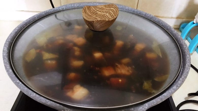 红烧油豆腐,加入开水,水量没过五花肉,盖上锅盖,大火烧开,中火烧20分钟