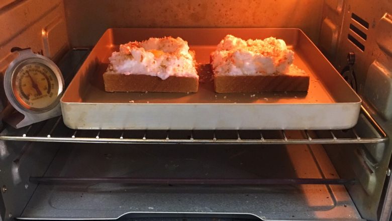 快速早餐吐司片-鸡蛋味,烤箱预热至150度,金盘送入烤箱,烤制15分钟。