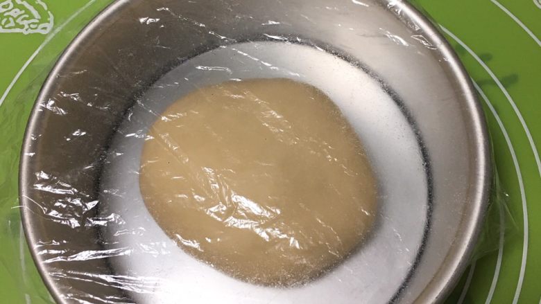 快速早餐吐司片-鸡蛋味,拿出整理一下,滚圆放入模具,盖上保鲜膜。
