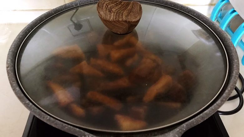 红烧油豆腐,盖上锅盖,大火烧开,中火烧15分钟