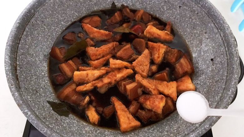 红烧油豆腐,加入5克精盐,翻炒均匀
