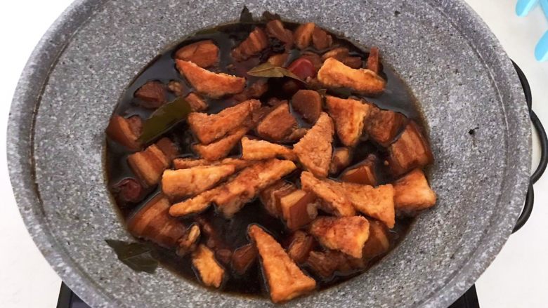 红烧油豆腐,烧开即可,红烧油豆腐做好了~