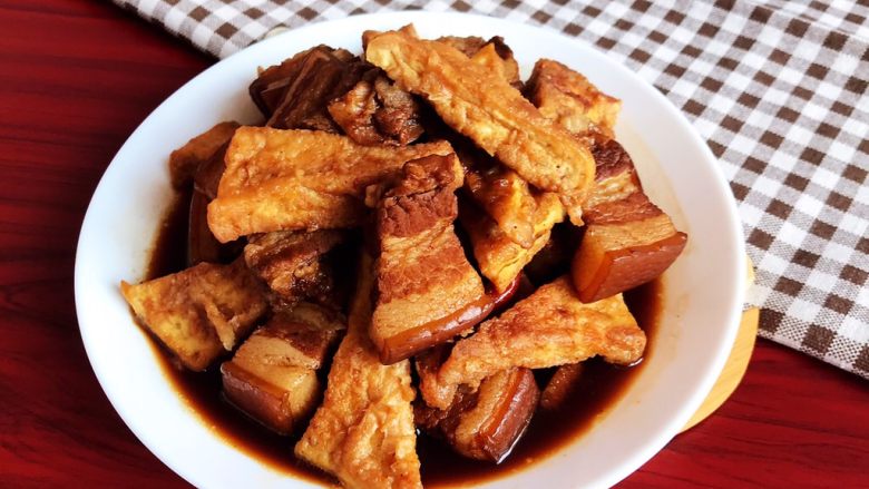 红烧油豆腐,红烧油豆腐风味独特,油豆腐吸足了卤肉的鲜香,五花肉软糯适宜,味道美极了~