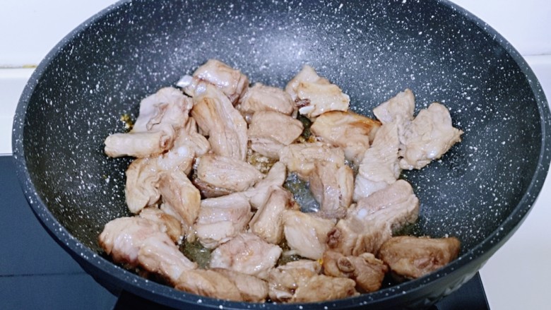 #猪五花#山药烧排骨,加入焯水的肋排,小火翻炒至均匀。