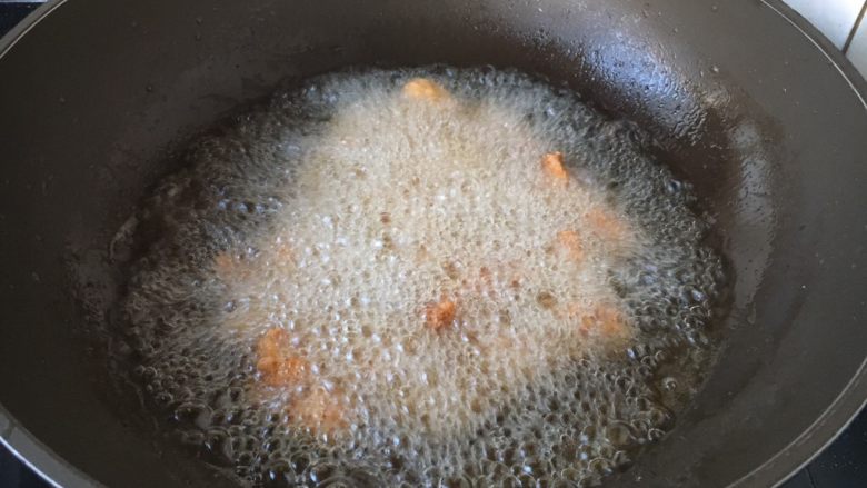炸椒盐鸡米花,当油温再次升至七八成时放入小鸡块复炸,炸至金黄酥脆即可。