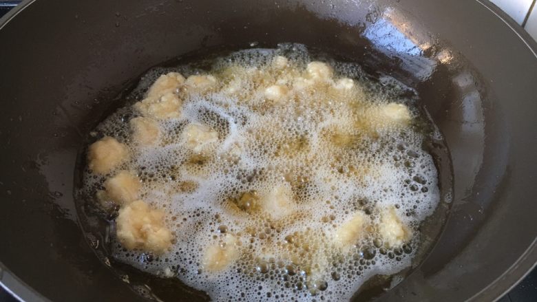 炸椒盐鸡米花,油温5成热时放入小鸡块。
鸡块盐一粒一粒的放入,否则粘在一起。