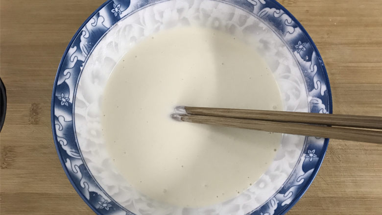 海苔糯米煎饼,把鸡蛋和糯米粉拌匀后再慢慢加入适量水,直至把面粉搅拌成无干粉状。