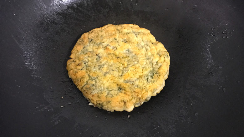 海苔糯米煎饼,一面煎好后翻面煎另一面,煎至两面都呈金黄色后取出。