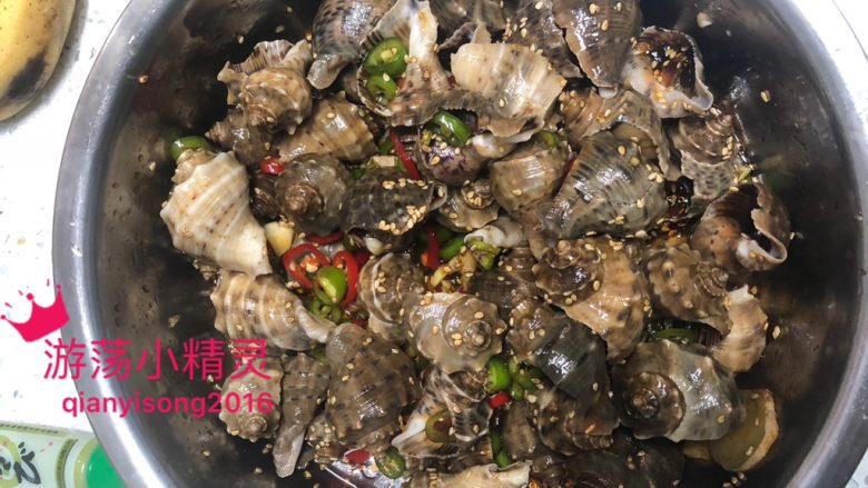 超级网红麻辣小海鲜,无私奉献配方,走一盘,比如这款小海螺,还有常见的蛤蜊类的带壳小海鲜,就非常讲究冷水或沸水下锅和煮的时间