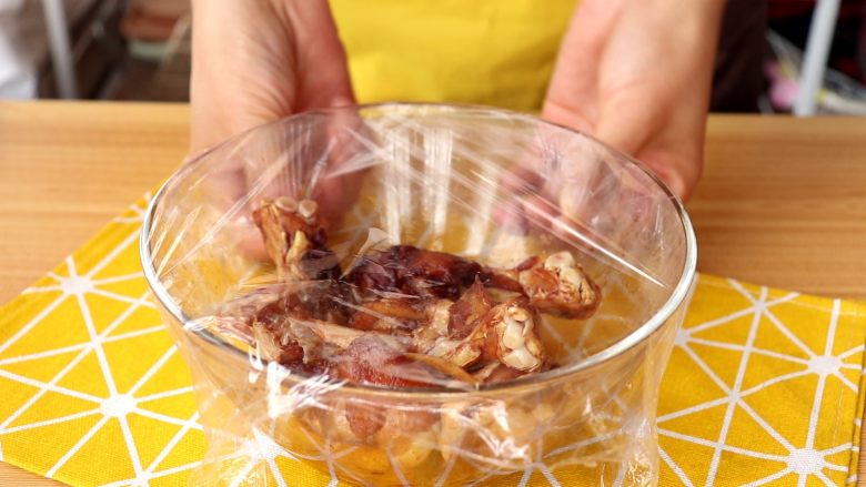 电饭锅焖饭,盖上保鲜膜,放入冰箱冷藏1小时以上腌制入味