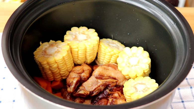 电饭锅焖饭,再依次放入南瓜丁,玉米