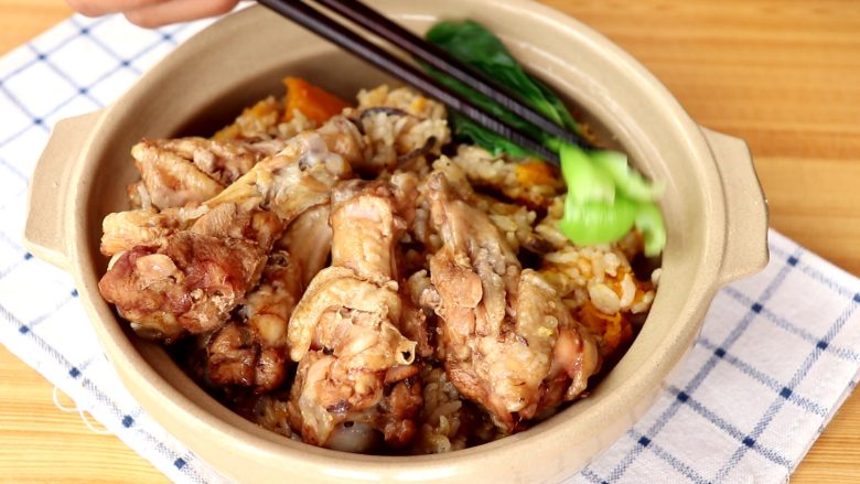 电饭锅焖饭,宝宝不会啃骨头的话,妈妈们可以将肉撕下来给宝宝吃哦