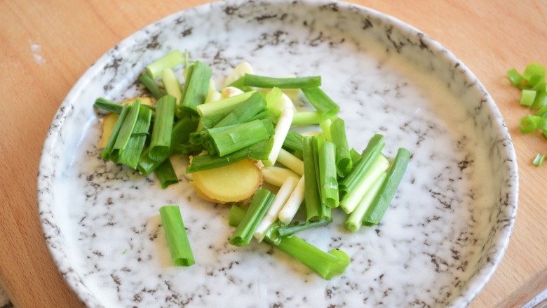 可乐鸡翅,切葱段姜片蒜片