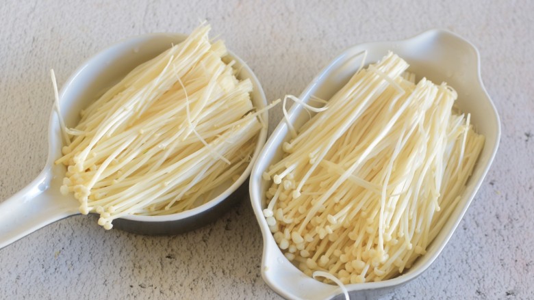 香辣烤金针菇,步骤2
装碗