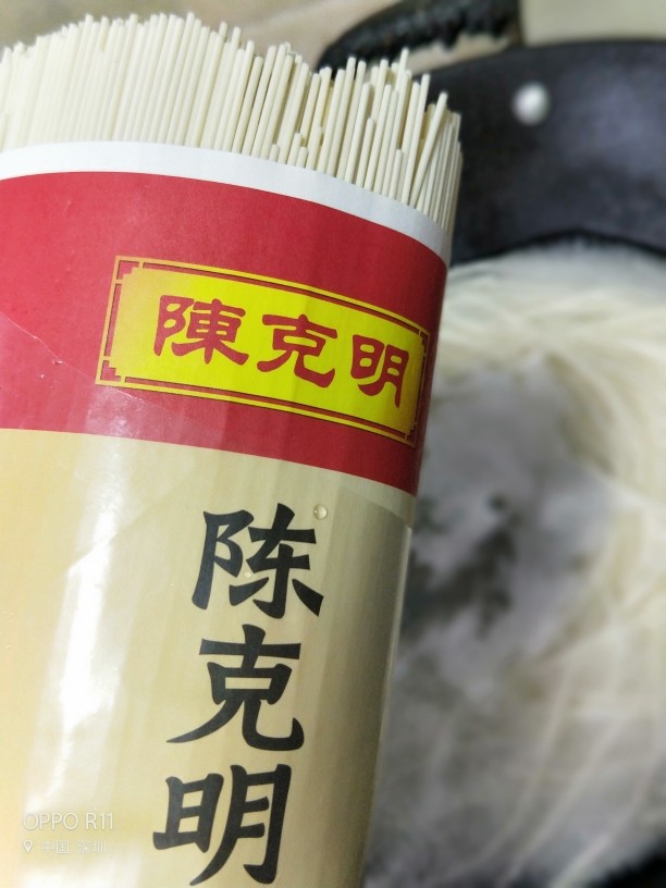 馋哭的快手干拌面,锅里水煮开,下面,用筷子搅一搅,挂面我用的陈克明的圆的挂面