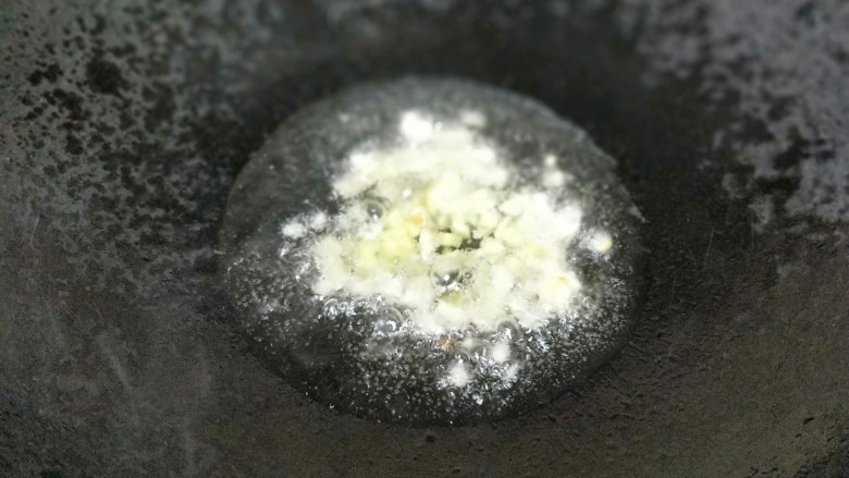 馋哭的快手干拌面,锅里热油,放入姜末,蒜末炒香