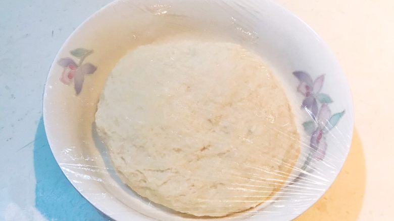 炸油饼,盖上保鲜膜,放入冰箱低温发酵,前一天晚上发面