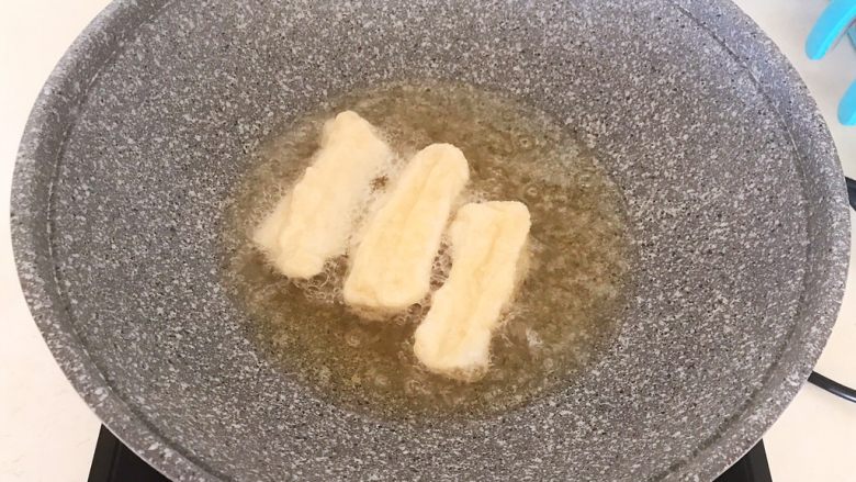 自制健康油条,油温6分热的时候放入油条生坯,全程小火炸制