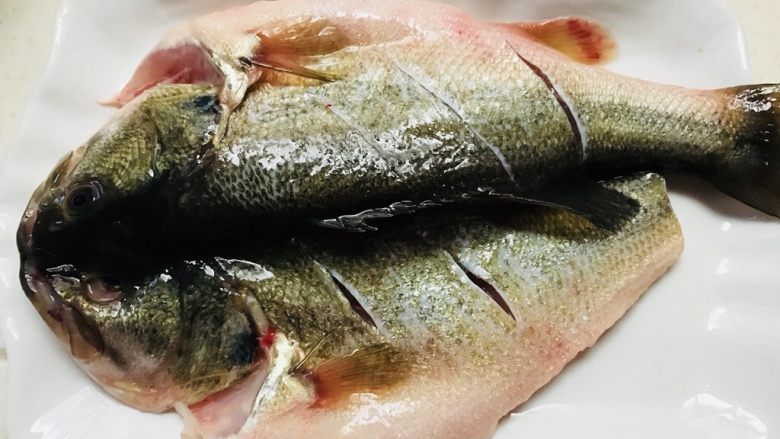 清蒸鲈鱼,<a style='color:red;display:inline-block;' href='/shicai/ 371'>鲈鱼</a>洗净，沥水