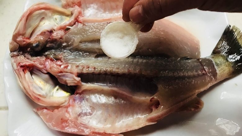 清蒸鲈鱼,翻面也要撒上适量盐腌制半小时