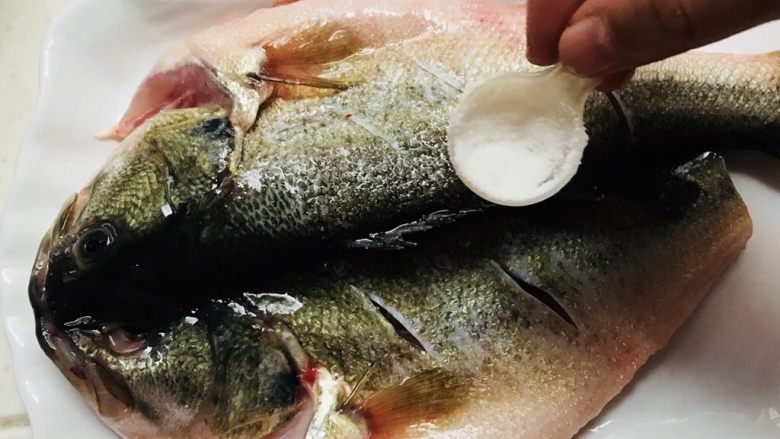 清蒸鲈鱼,撒上少许盐，适当研制一会