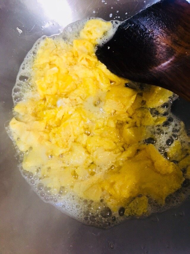 韭菜炒鸡蛋,待蛋液凝固了,用铲子边炒边叉成小块