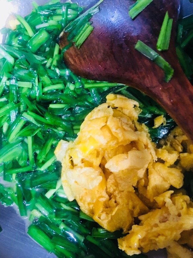 韭菜炒鸡蛋,炒至韭菜变软,倒入炒好的鸡蛋